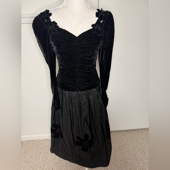 Rickie Freeman Teri Jon Vintage Elegant Black Velvet Dress Floral Accents size 8 - Picture 1 of 9